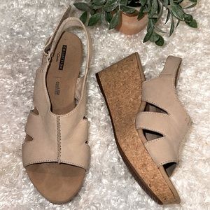 Clarks tan sandals. Sz 9